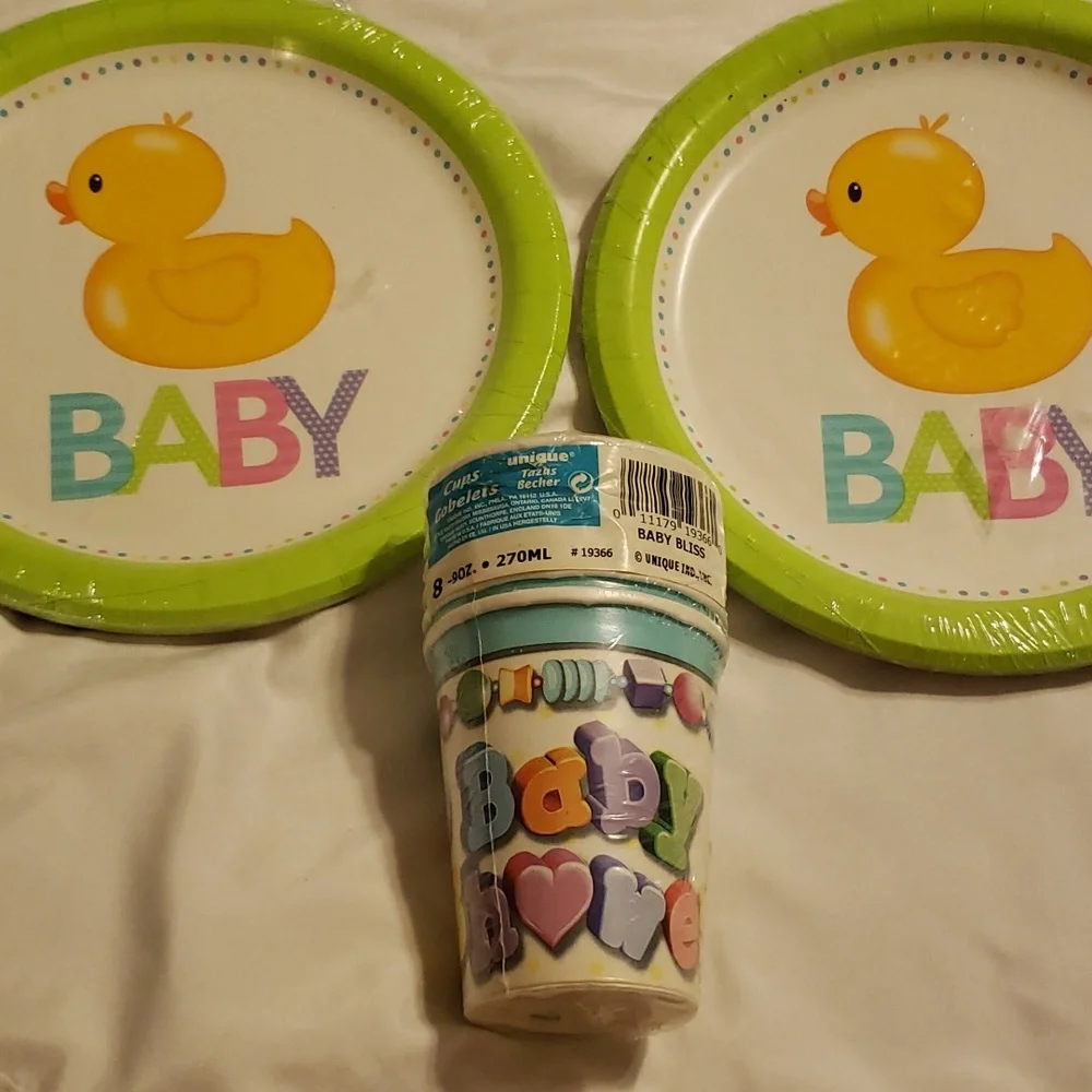 Nwt baby shower plates and napkins